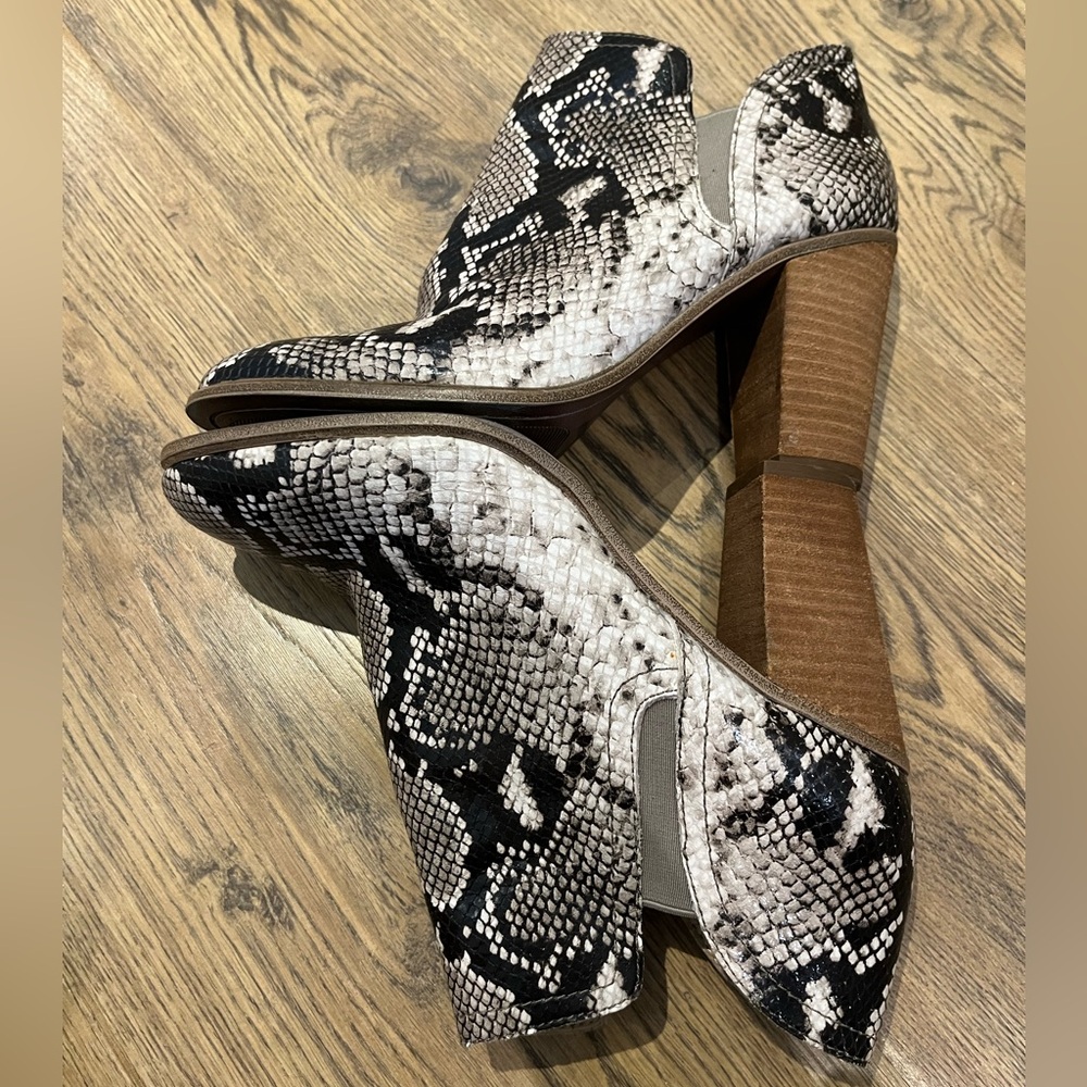 Vince Camuto Snakeskin leather heeled boots women’s 8 1/2